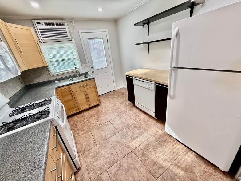 Building Photo - 2322 S Hutchinson St