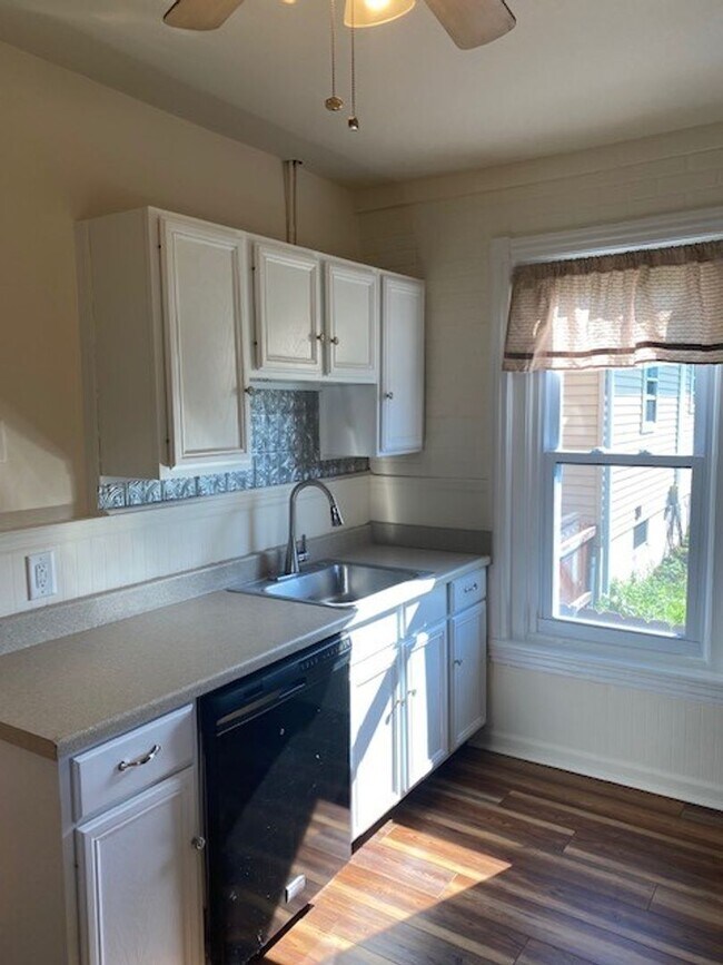 Building Photo - Three Bedroom in West Bethlehem