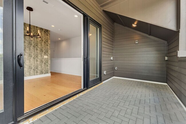 Building Photo - Stunning Salemtown Townhome With Fenced In Yard