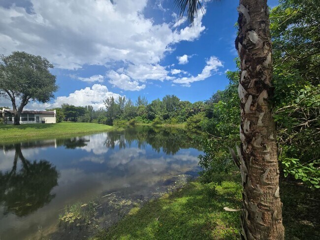 Building Photo - 3 Bedroom Townhome in West Palm Beach