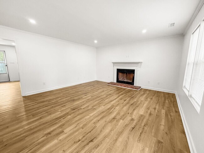 Building Photo - Newly Remodeled 3-BR, 2-Bath Home