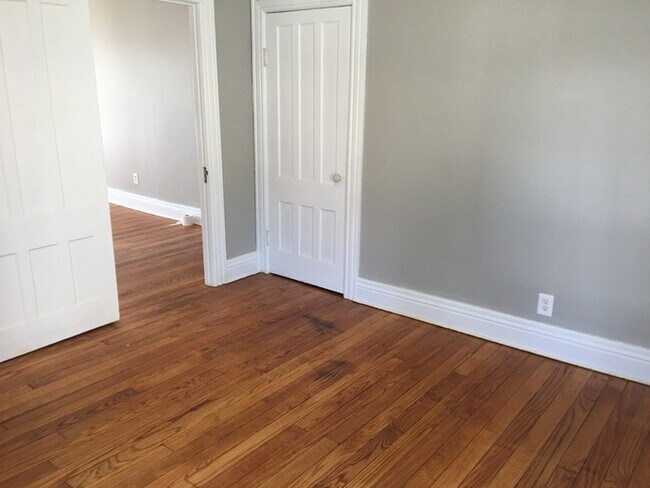 Building Photo - Gorgeous 5 bedroom 2 bath located on friendly neighborhood for rent!!!