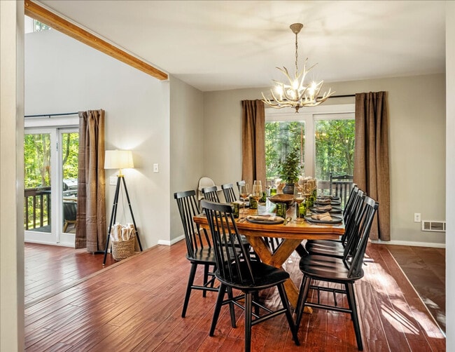 Building Photo - 1825 Jennifer Dr