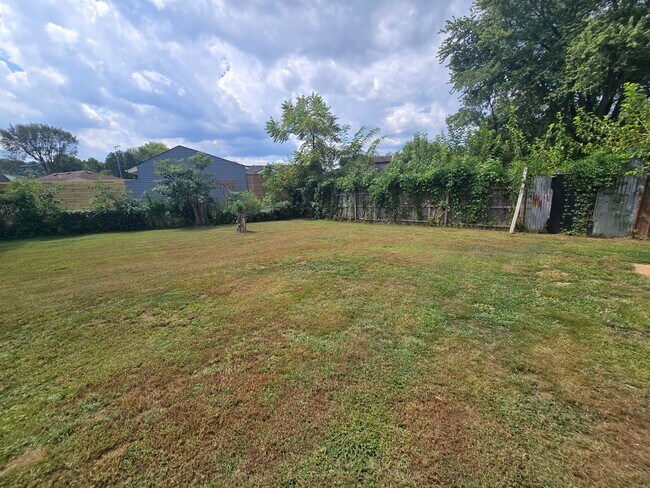 Building Photo - Nice, Recently Renovated, 3 Bedrooms, 1 Bath, Brick Ranch Home available Now! Located on a Cul de...