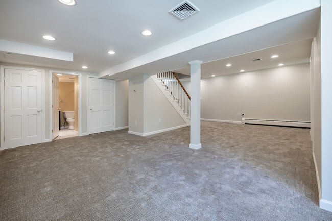 Building Photo - 61 Knollwood Dr