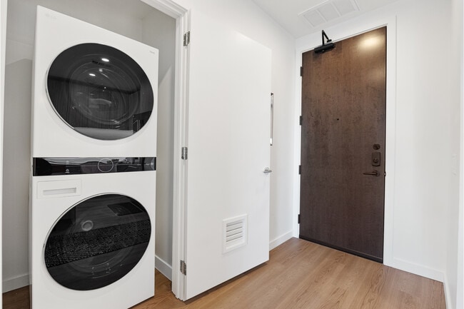 Building Photo - 1 Riva Row