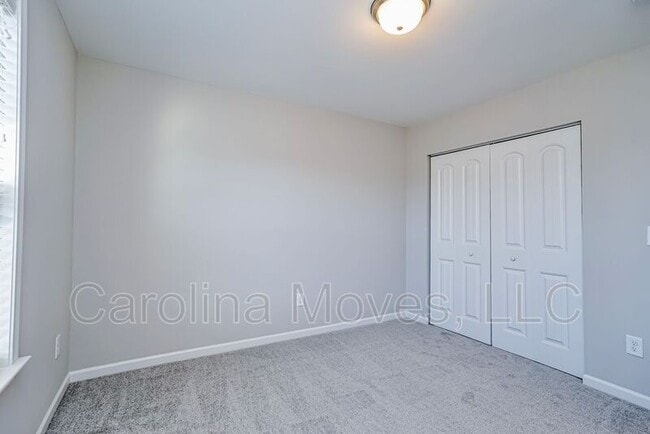 Building Photo - 352 Greymark Ln