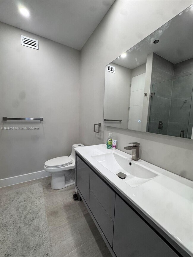 Building Photo - 755 N Crescent Dr