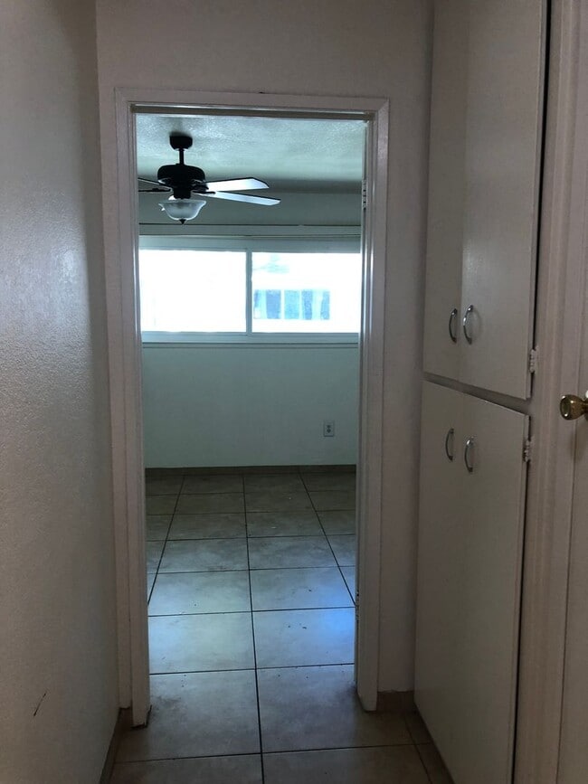Building Photo - Santa Ana townhome style.  2 bed, 1 1/2 ba...