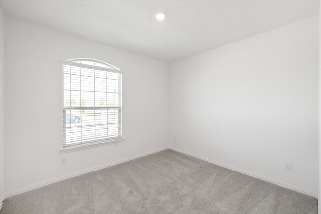 Building Photo - 4905 Woodloch Dr