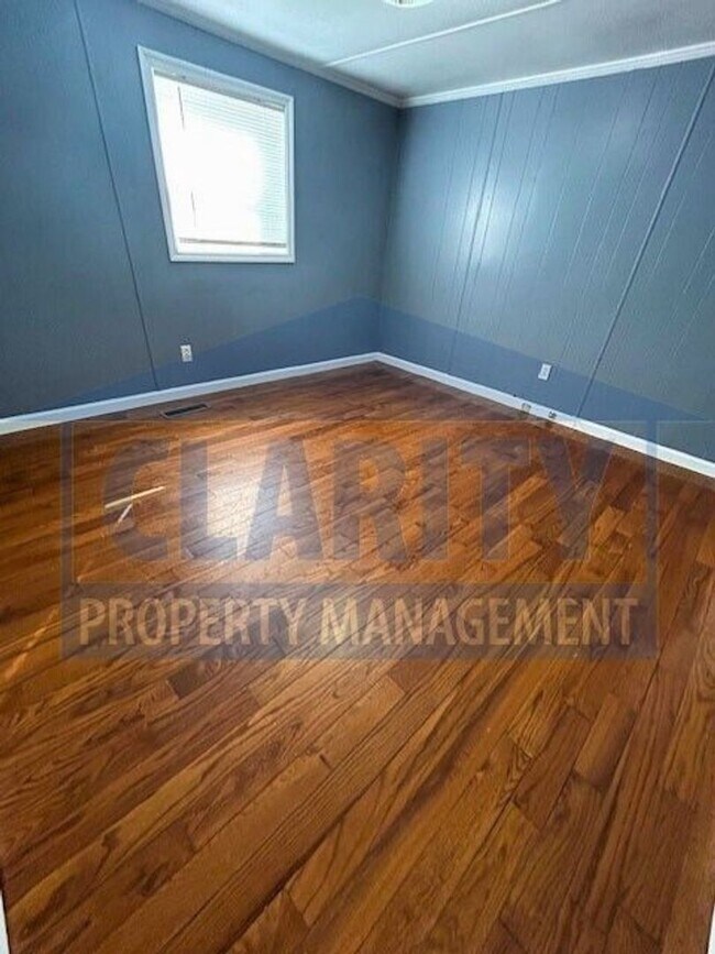 Building Photo - Spacious 3 bedroom, 2 bath home