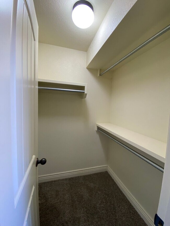 Building Photo - MINUTES FROM FT. RILEY! TWO CAR GARAGE!