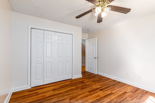 Building Photo - 12 Woodbury Ct