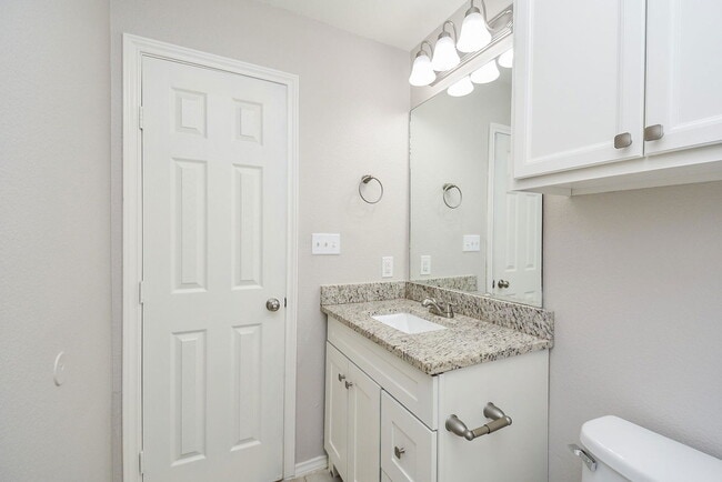 Building Photo - 946 Oak Falls Dr