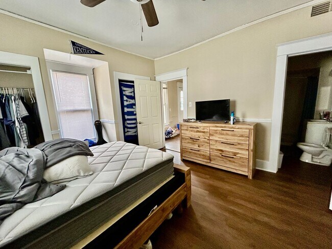 Building Photo - **PRE-LEASING FOR 2026–2027 SCHOOL YEAR!**