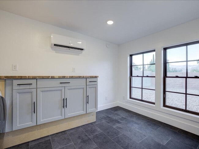 Building Photo - 8551 E Lee Pl