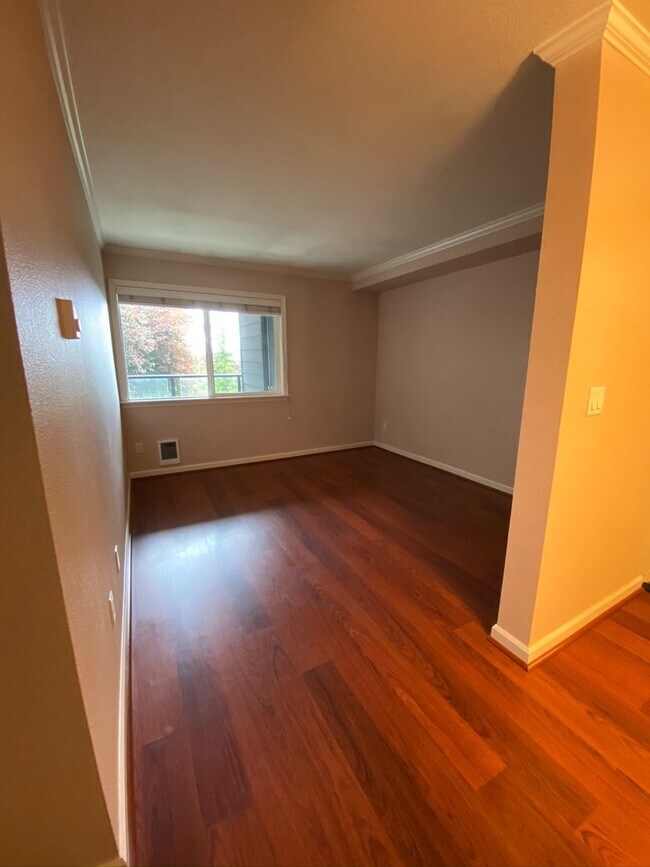 Building Photo - Desired Location in Kirkland - 2 Bedroom 2...