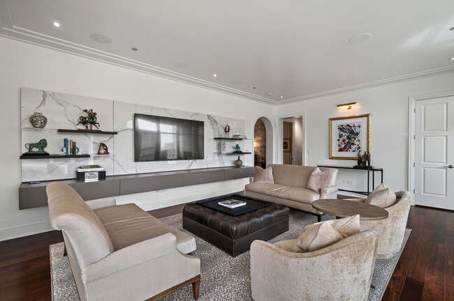 Building Photo - 118 E Erie St