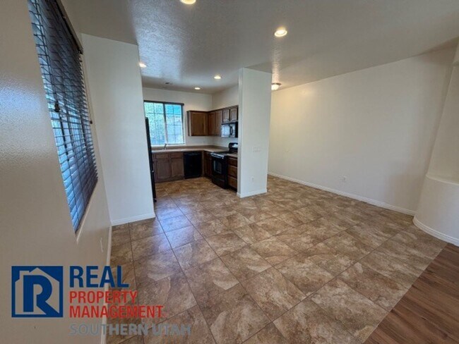 Building Photo - Beautiful Coral Canyon Home