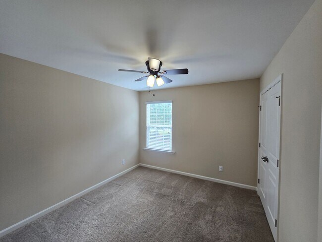 Building Photo - Spacious 4BR, 2.5BA Home with Screened Pat...