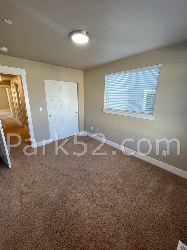 Building Photo - 3 Bedroom Townhouse in Olympia