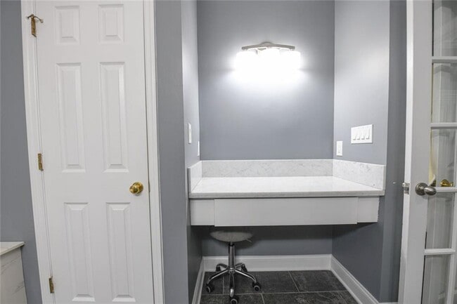 Building Photo - 304 Bridle Path