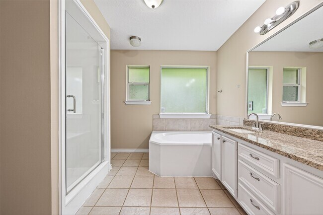 Building Photo - 11655 Lakeview Manor Dr