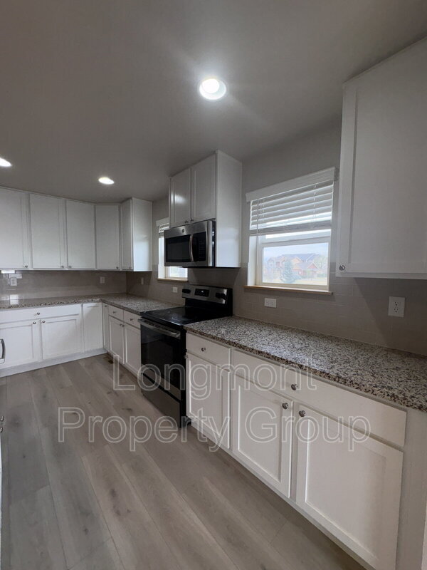 Building Photo - 1303 S Oak Ct.