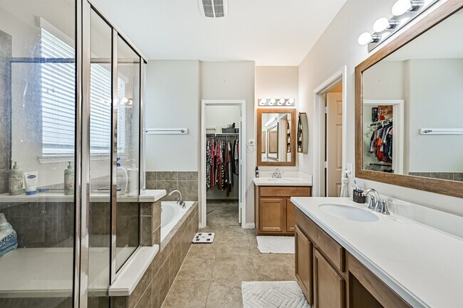 Building Photo - 2411 Lakecrest Town Dr