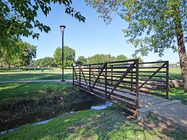 Building Photo - CHARMING CHANDLER CREEK HOME
