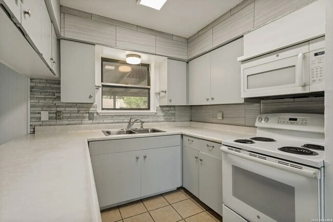 Building Photo - 207 Balboa Dr