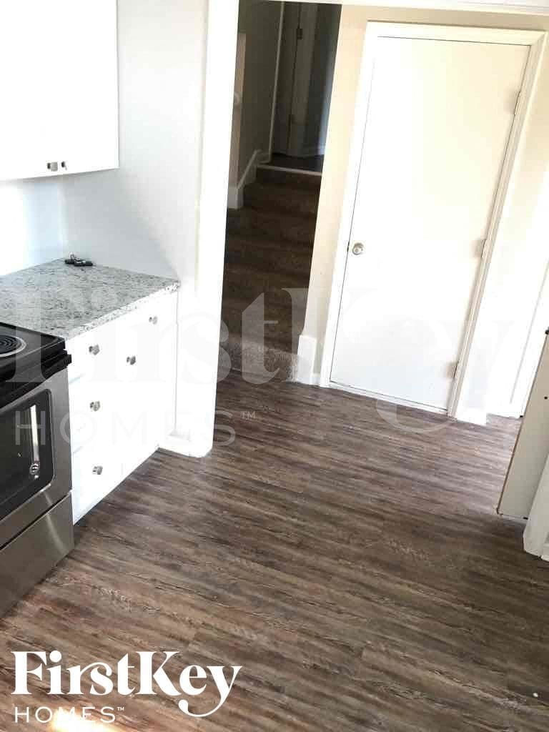 Building Photo - 1611 Cooper Dr