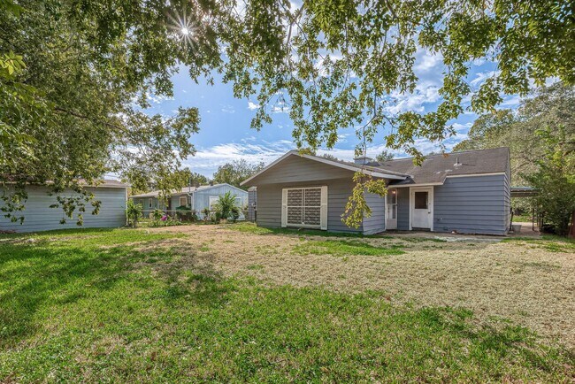 Building Photo - Affordable and Spacious 4-Bedroom, 2-Bath Convenient South Houston Home Near Medical Center & Cit...