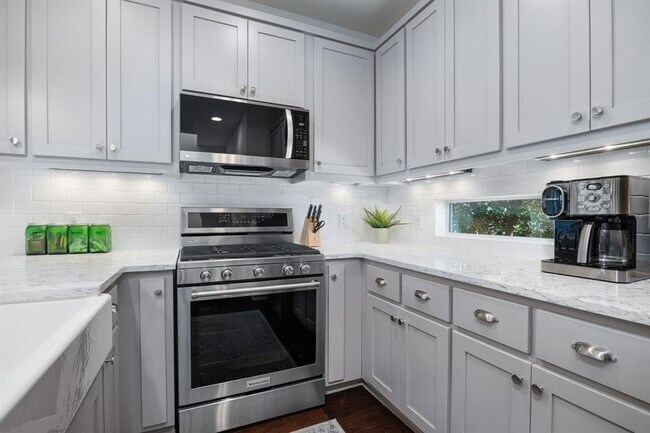 Building Photo - 2703 Halcyon Dr