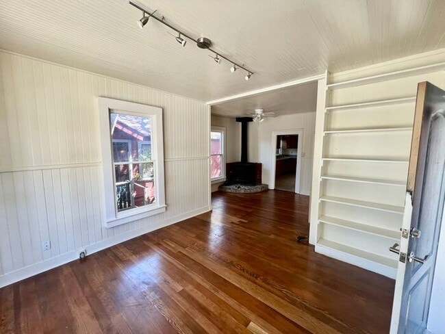 Building Photo - 5th Street Charm! Apply NOW!