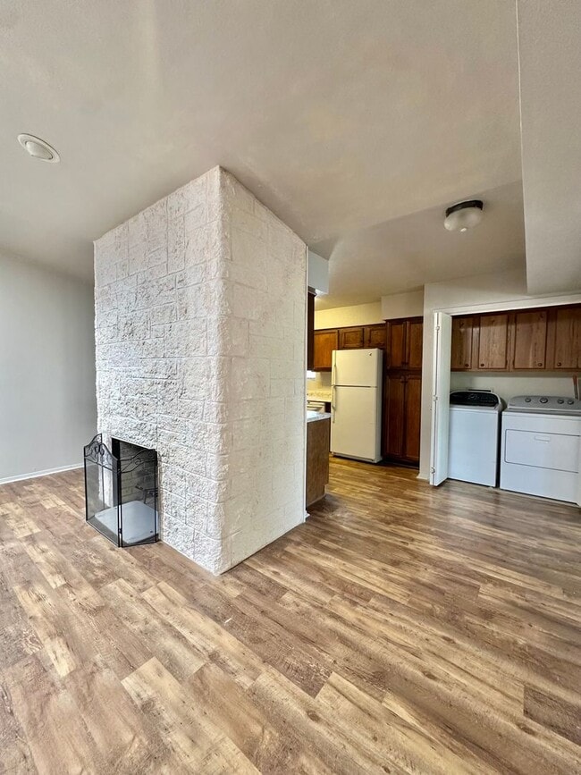 Building Photo - Now Available - 2 Bedroom 1.5 Bathroom Con...