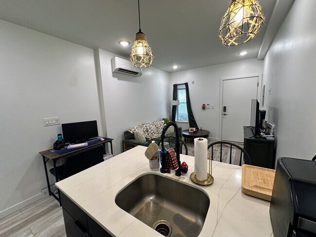 Building Photo - Private fenced yard! Modern, stylish & fully updated apartment!