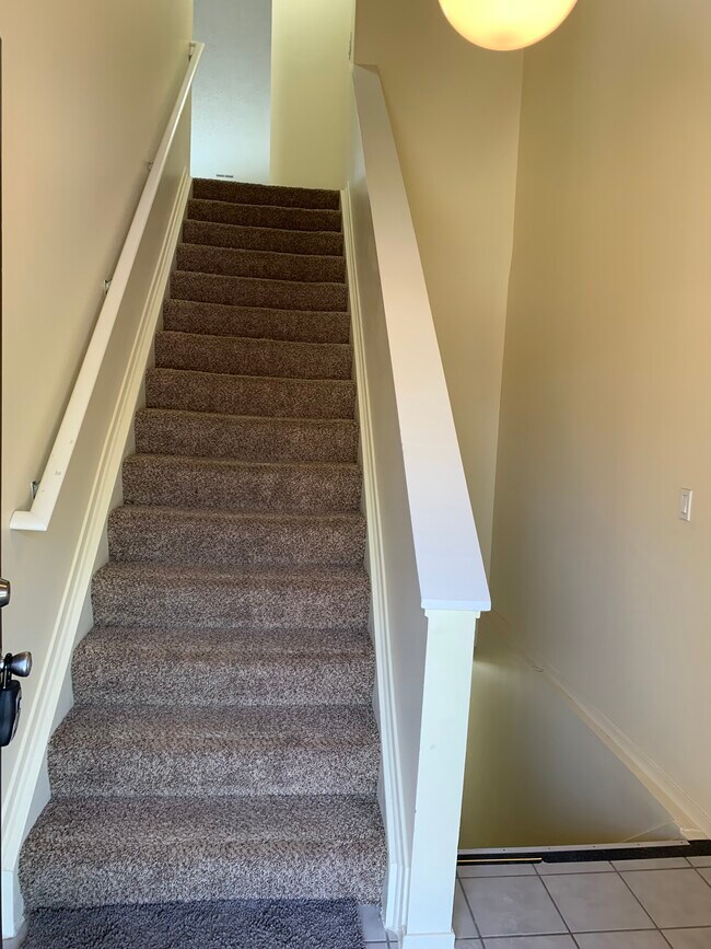 Stairway to entry level - 6680 Ridgefield Cir