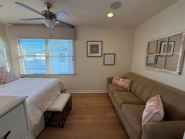 Building Photo - 4 S Iroquois Ave