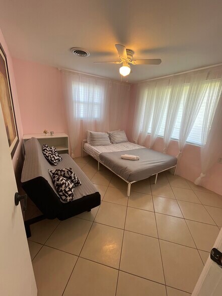 3x1 or 4x2 bedroom queen size with twin if requested - 2440 Manasota Beach Rd