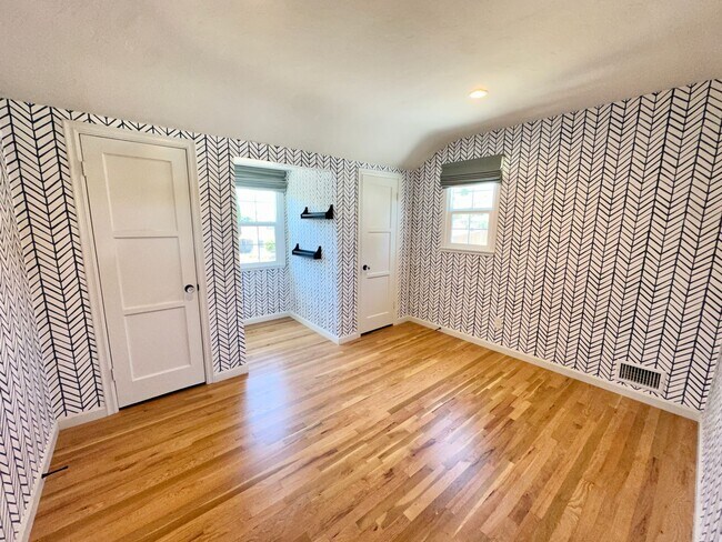 Building Photo - Bright & Modern Two-Story Home with Stunni...