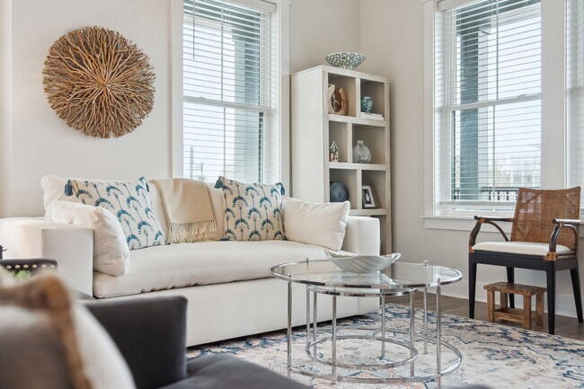 Building Photo - 2/4 Townhome in Midtown Located in Mt. Ple...