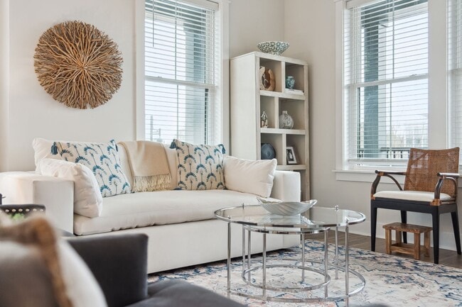 Building Photo - 3/3.5 End-Unit Townhome in Midtown Mt. Pleasant!