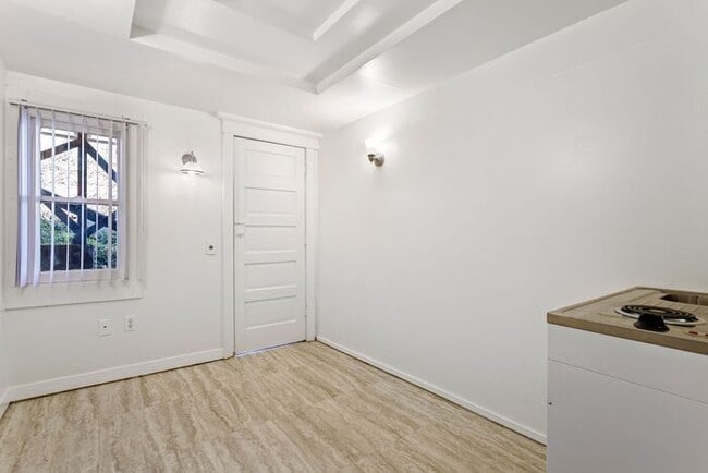 Building Photo - Large Studio apt close in SW! Pets OK!