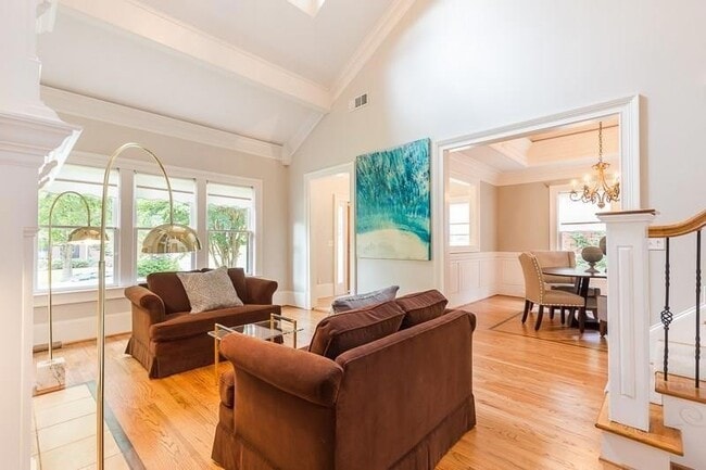 Building Photo - 1106 McLynn Ave NE