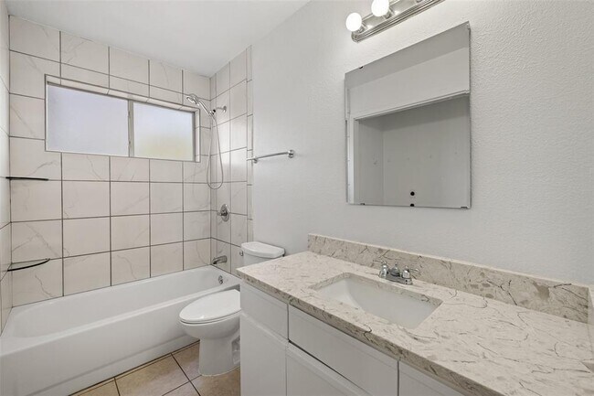 Building Photo - 1015 E Yager Ln