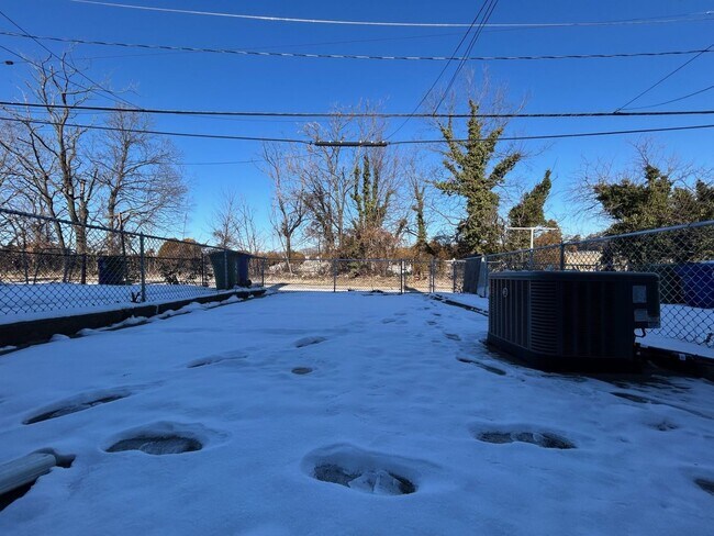 Building Photo - Baltimore - 4 bedrooms and 3 Bathrooms Available!