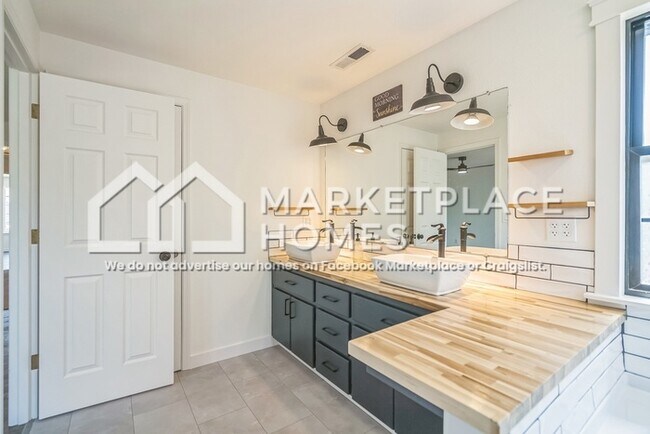 Building Photo - 304 NW 25th Pl