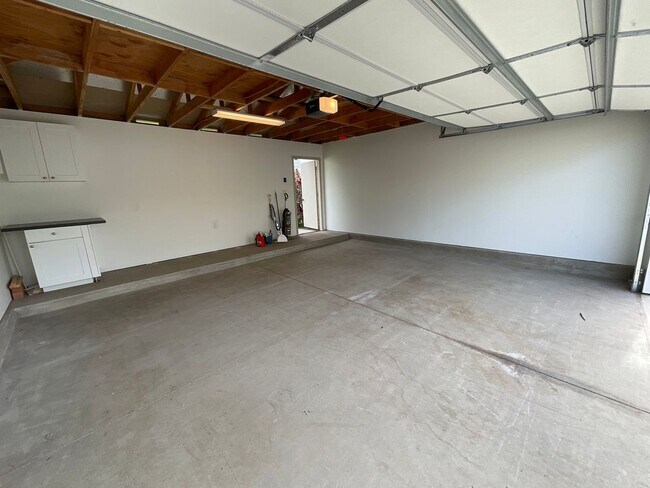 Building Photo - 4 Bedroom 3 Bath, 2 Car garage w/3rd parking stall, Solar panels (RRLLC)