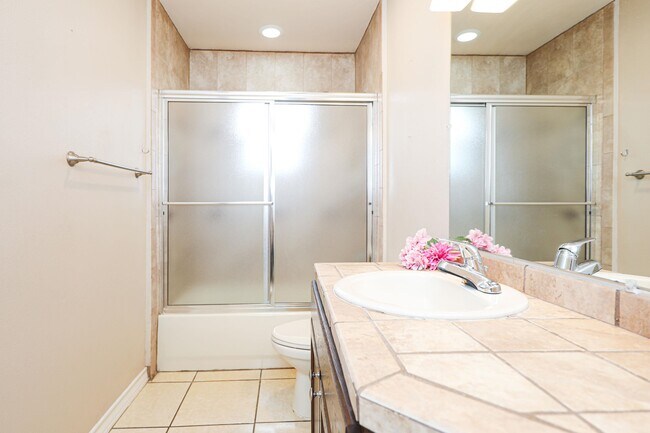 Building Photo - 402 Cayman Ct